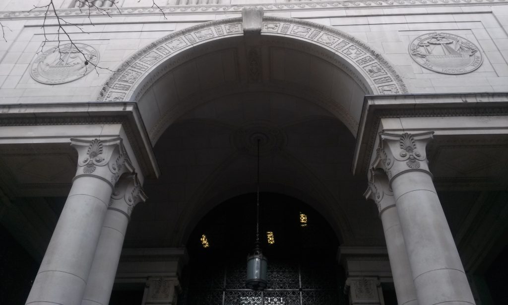 (Ship medallions, South West Wing Entrance, Bush House, Strand, London; Martínez García 2019)