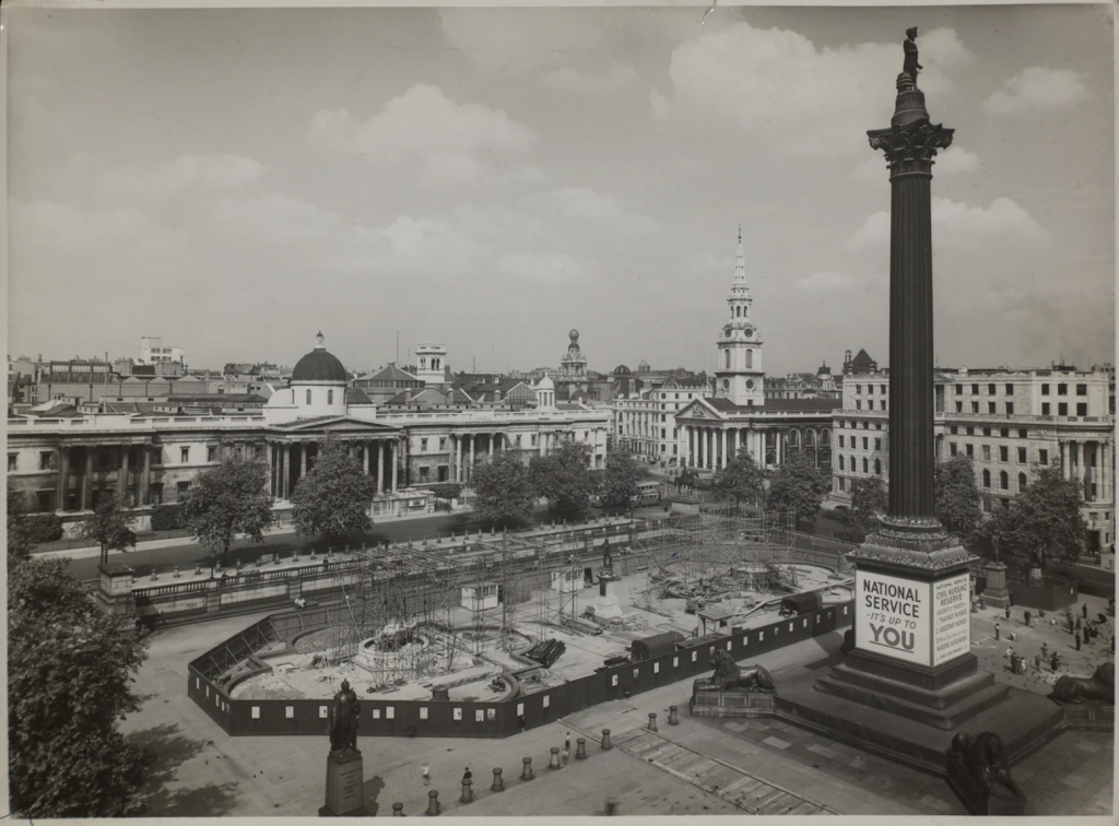 KER_PNT_H01915, 'London: Trafalgar Square', 27 Aug 1939, by Anthony Kersting, The Courtauld Institute of Art, CC-BY-NC.