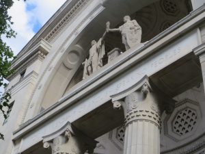 Statues Britain and America raising a torch, with inscription 'To the friendship of English-speaking peoples' below them