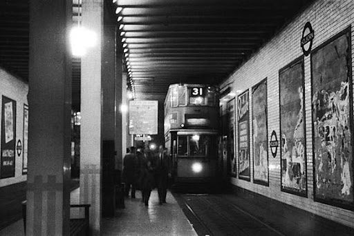 A 31 tram stopping in Kingsway Tram Tunnel to board passengers. From Urban75.