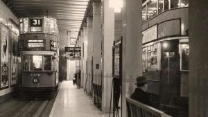 A tram on the 31 route stopping to pick up passengers in Kingsway Tramway.